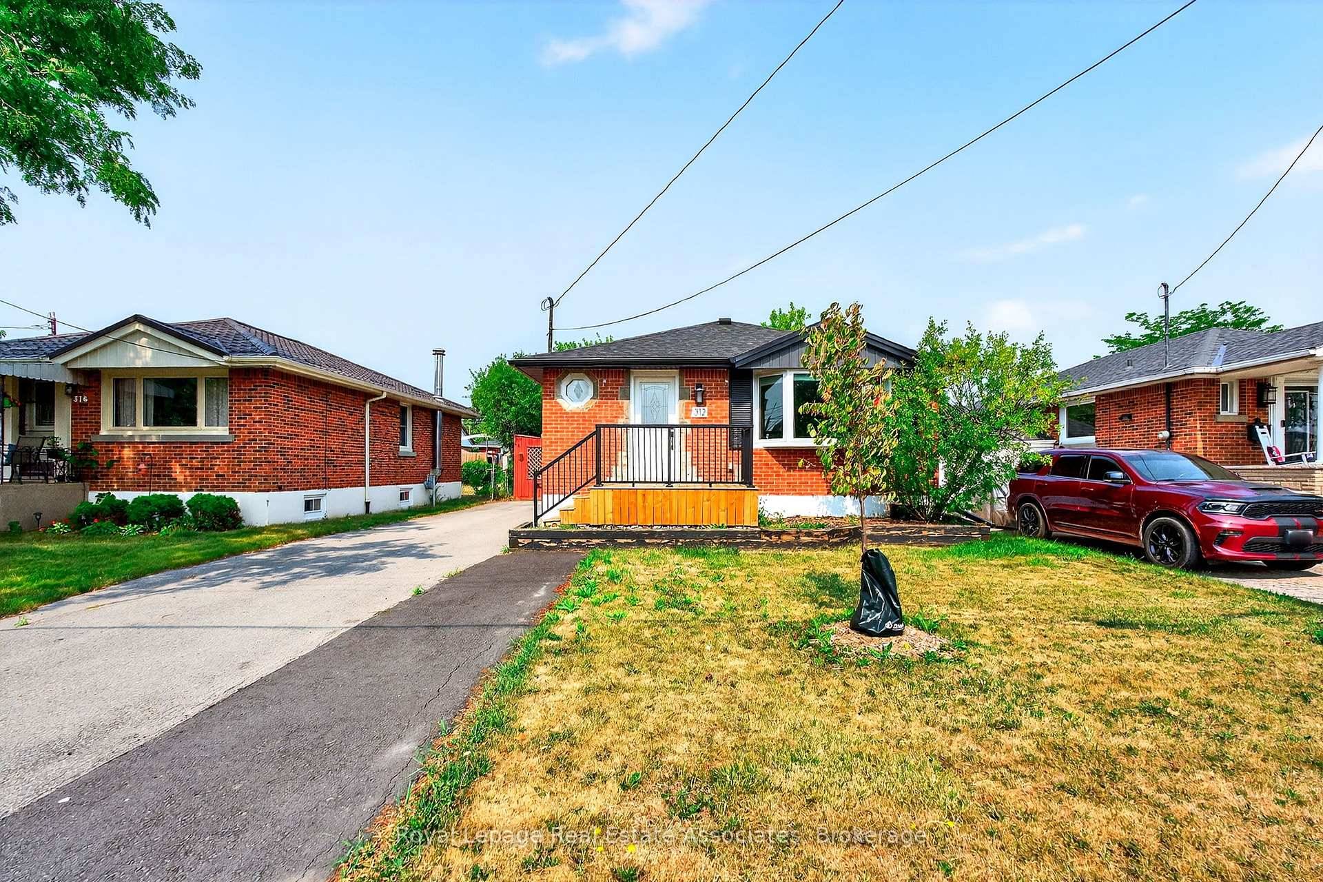 Welcome to this updated and spacious lower level unit located in the sought after Hampton Heights neighbourhood on the Hamilton Mountain.