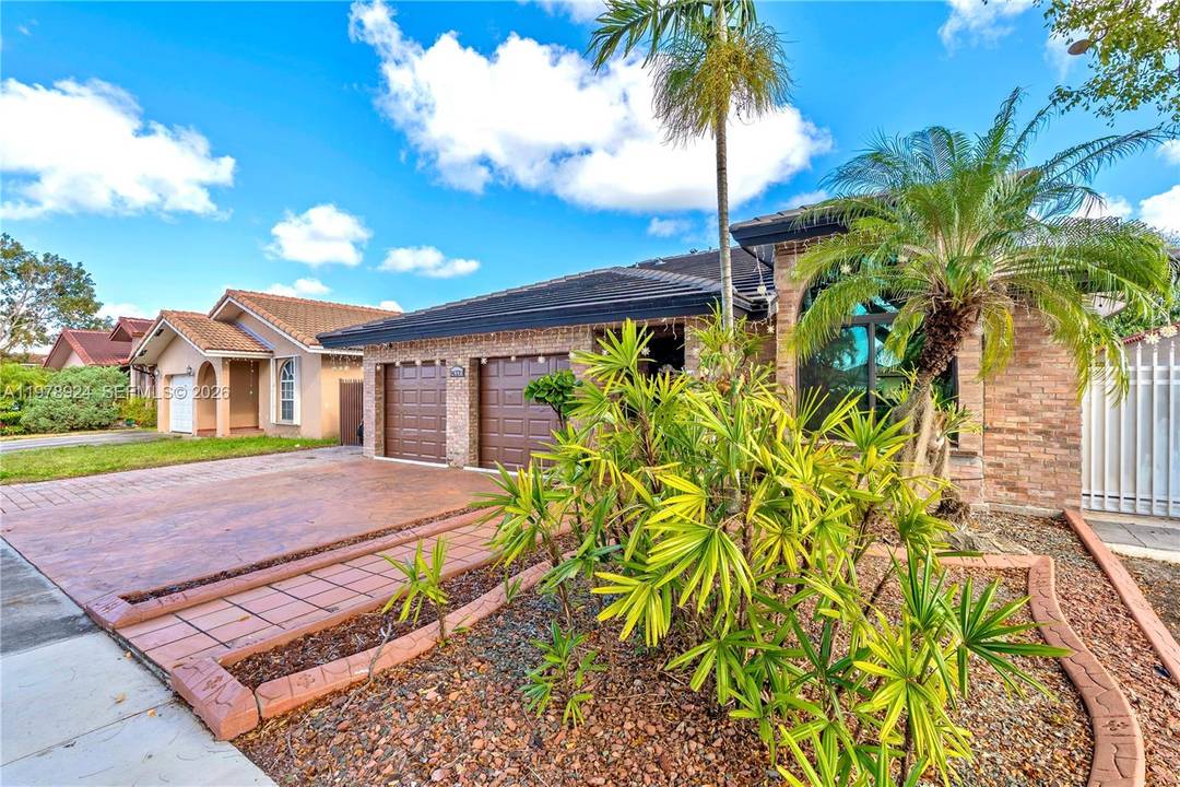 Great house, in the West Kendall area Bird Lakes South, NO HOA, near Ethel Koger Beckham Elementary school an A rated school, steps from parks, shops, restaurants, minutes from Fl.