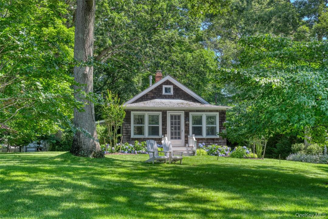 Beautiful and classic bungalow style Cottage set on lovely private lot in Fleets Neck beach community with access to the private association bay beach.