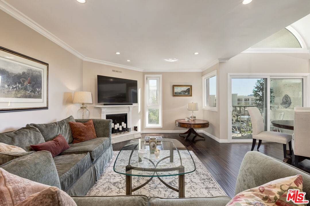 11789   Montana Ave 2BR Brentwood La