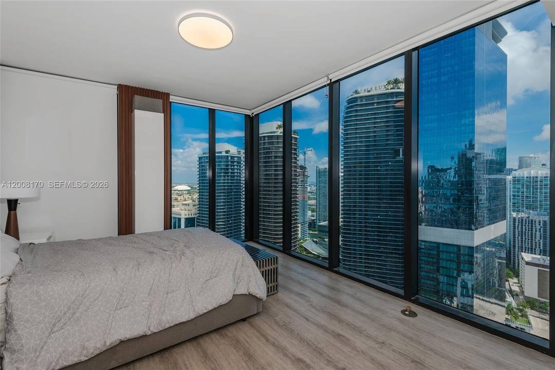 Rarely available HIGH FLOOR CORNER Unit 1 Bedroom Plus Den at the iconic 1010 Brickell, one of Brickell s finest buildings.
