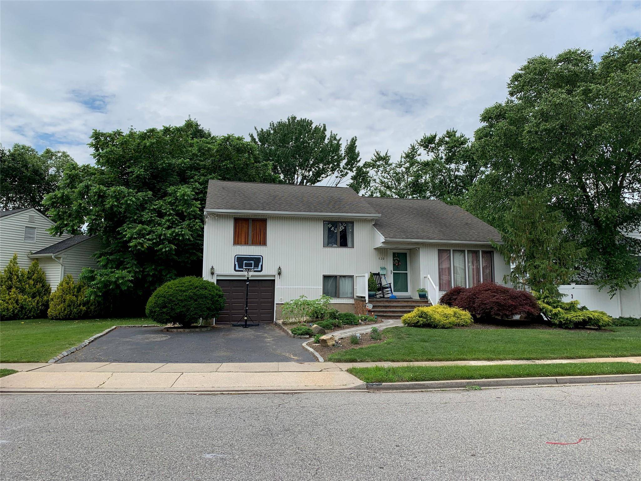 Welcome to 520 Ann Lane A Spacious amp ; Versatile Home in the Heart of Wantagh !