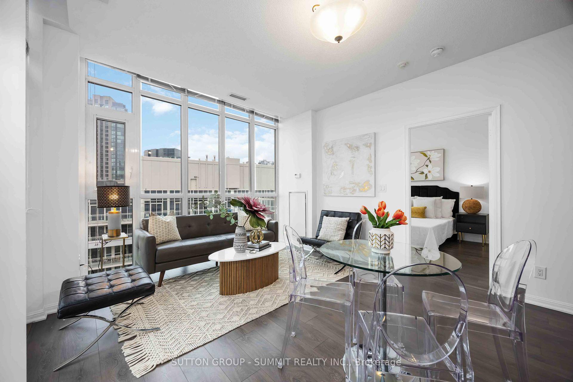Welcome to this sophisticated 2 bedroom, 2 bath penthouse perched above Toronto's revitalized Fort York waterfront.