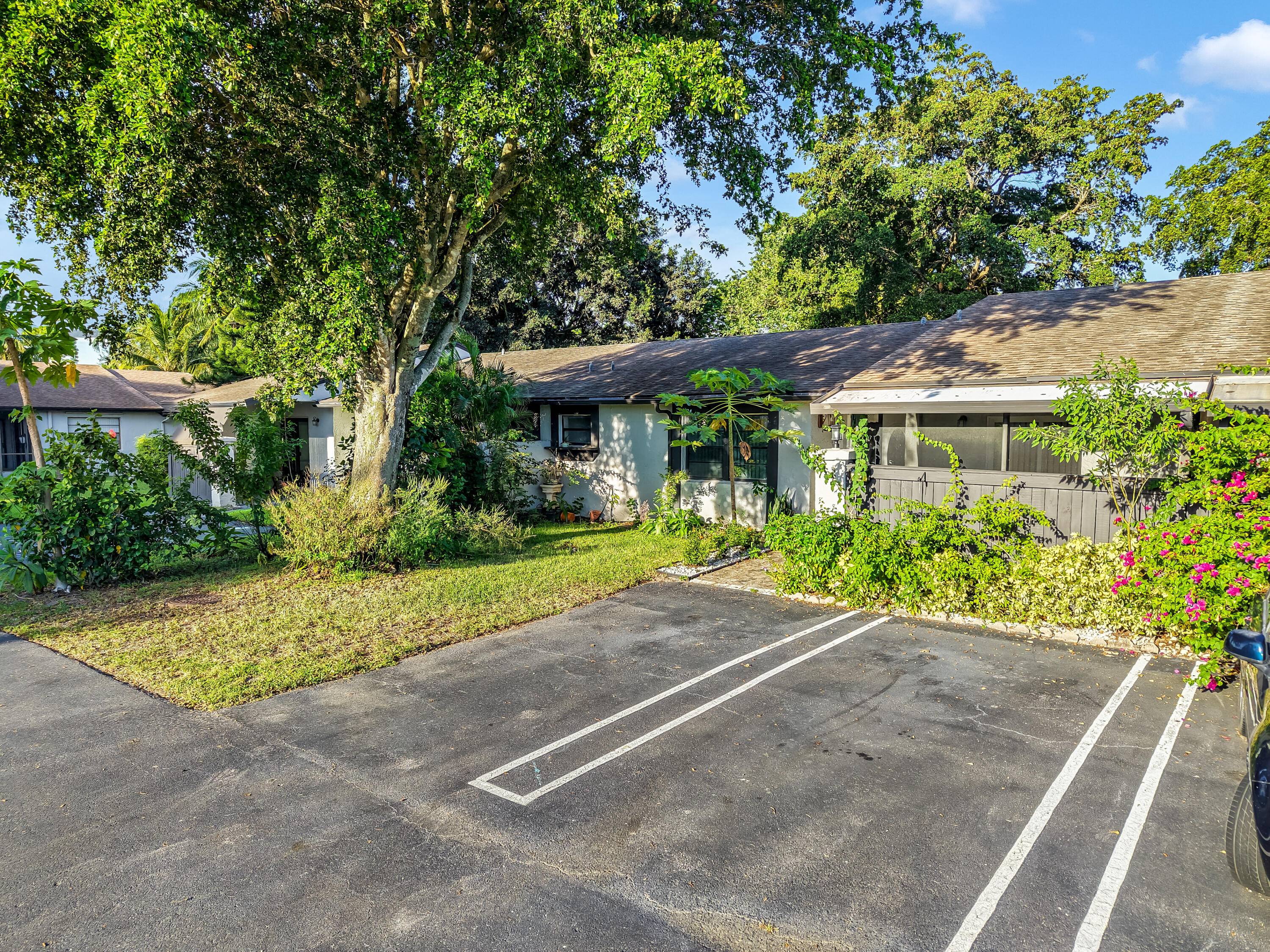 Beautiful 3 bedroom, 2 bath home in the heart of Royal Palm Beach !