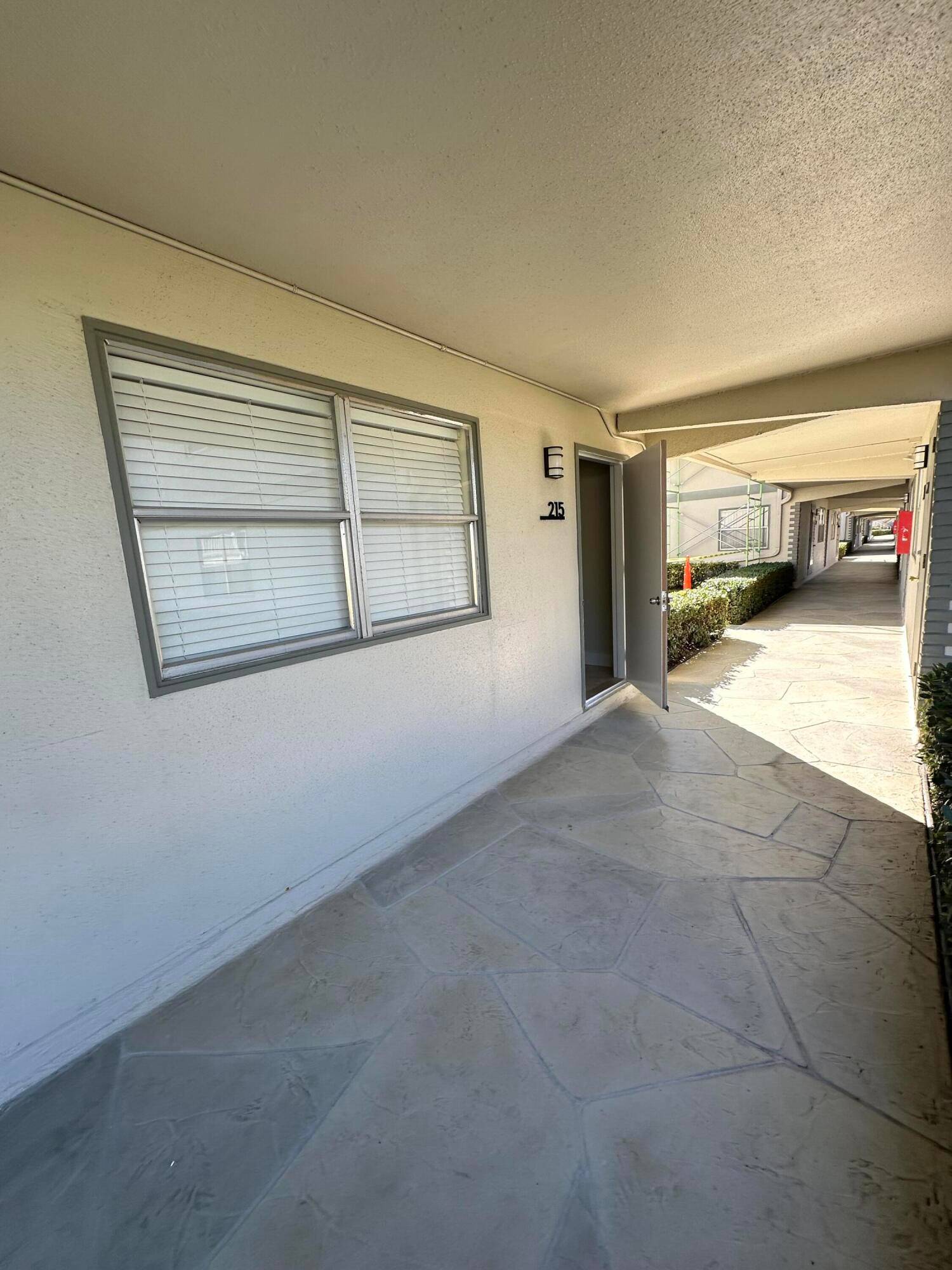BEAUTIFUL ONE BEDROOM UNIT READY FOR A NEW OWNER.