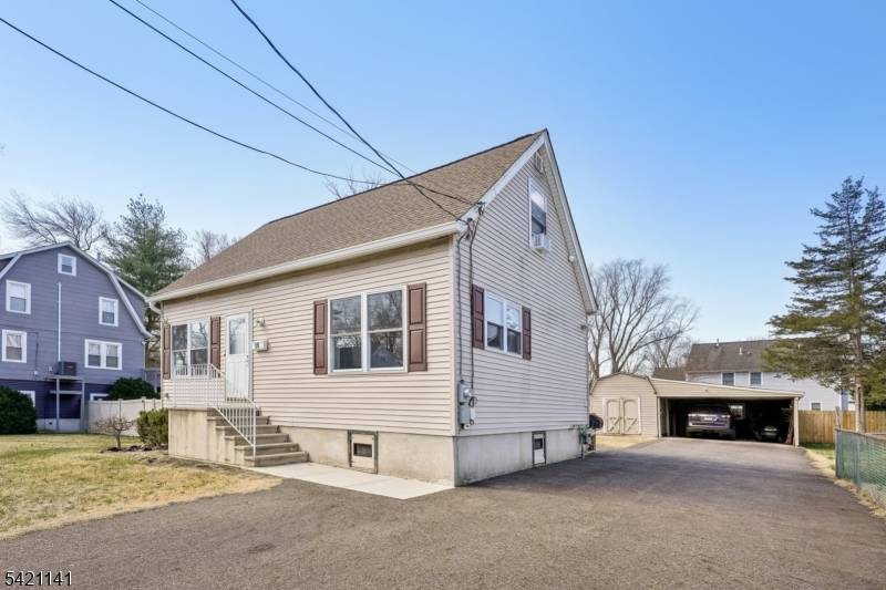 Charming Cape in a nice area of town with a new Kitchen that is perfect for the starter home, Condo Alternative, or looking to downsize.