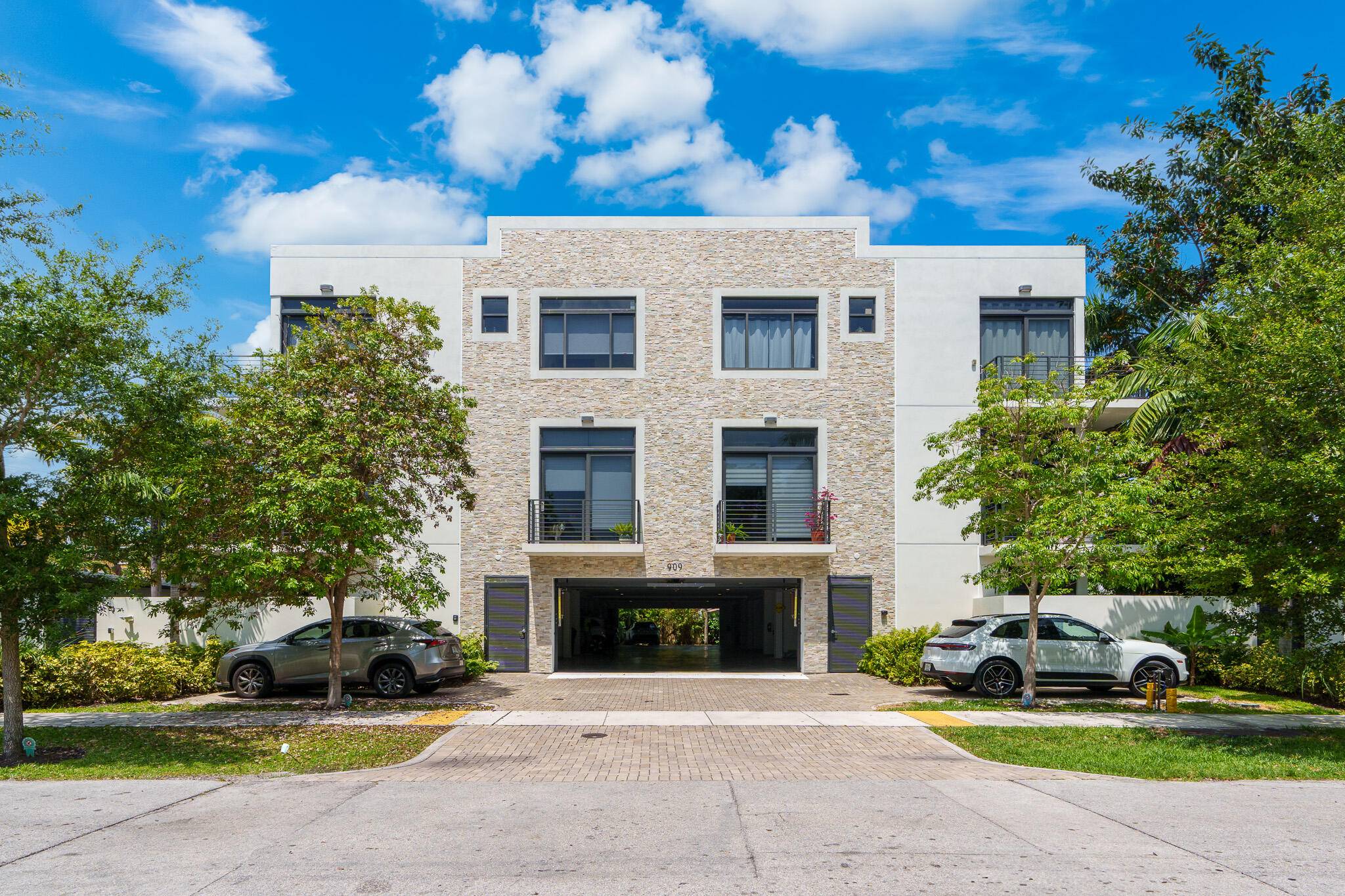 PRICED TO SELL ! ! Located in the heart of Victoria Park where modern luxury meets functionality.