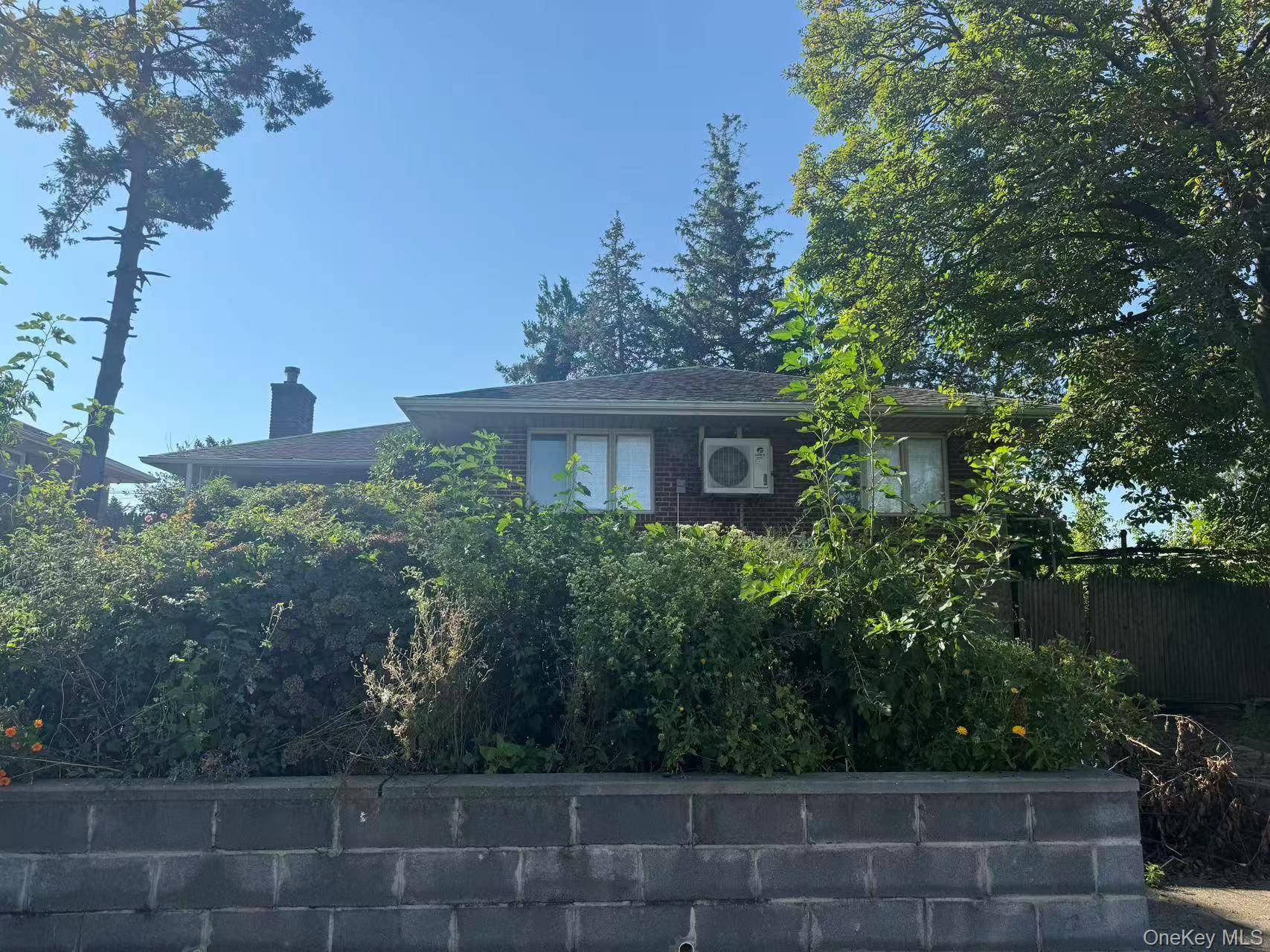 Welcome to this charming single family home in the heart of Whitestone !