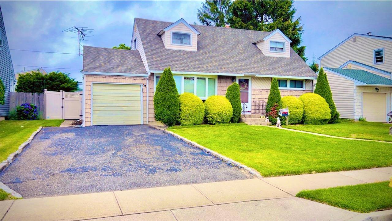 Welcome to a charming cape located in the Hillside Terrace Area of Hicksville.