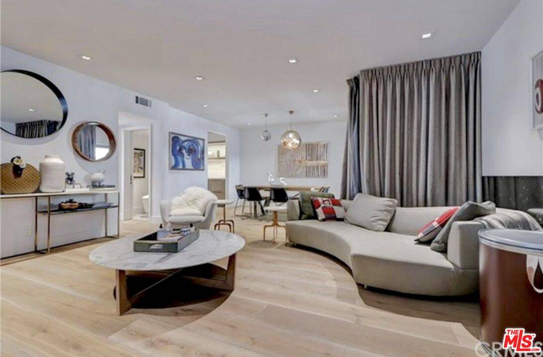 439 N Doheny Dr 1BR Beverly Hills Post Office | B.H.P.O. La
