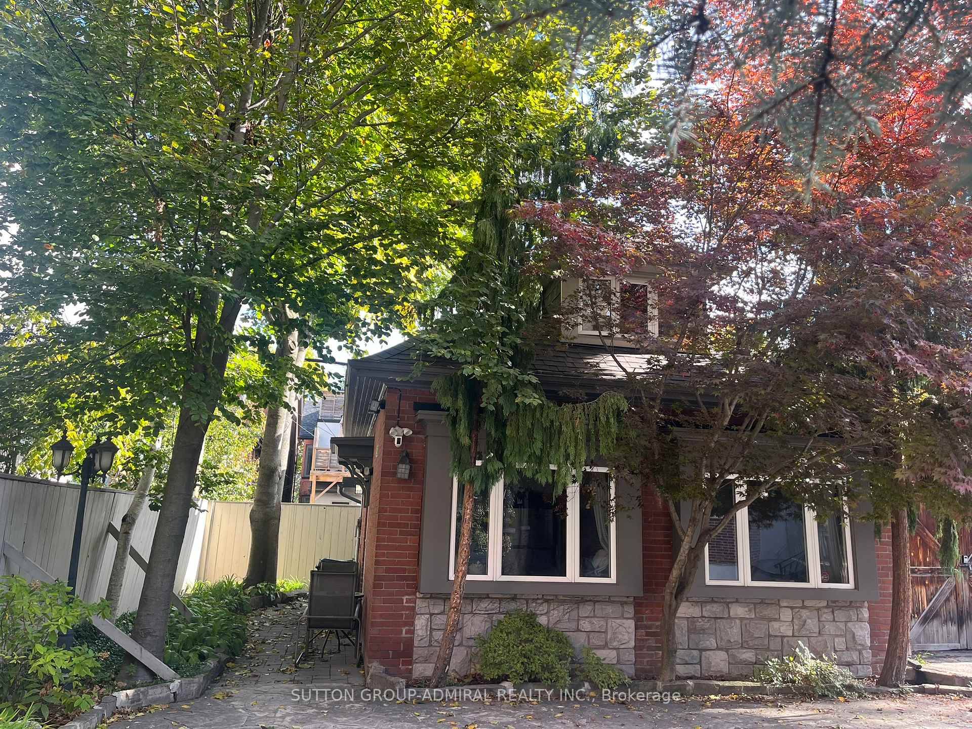 Charming detached 1 bedroom coach house in the heart of Little Italy !