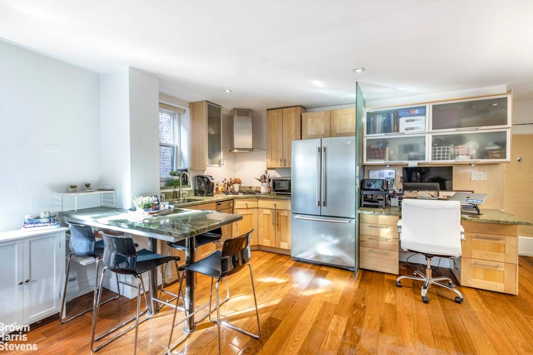 LOFT LIKE 1 BEDROOM ON IRVING PLACE Move right into this open and airy corner 1 bedroom home in a boutique, elevator cooperative on a coveted, tree lined block in ...