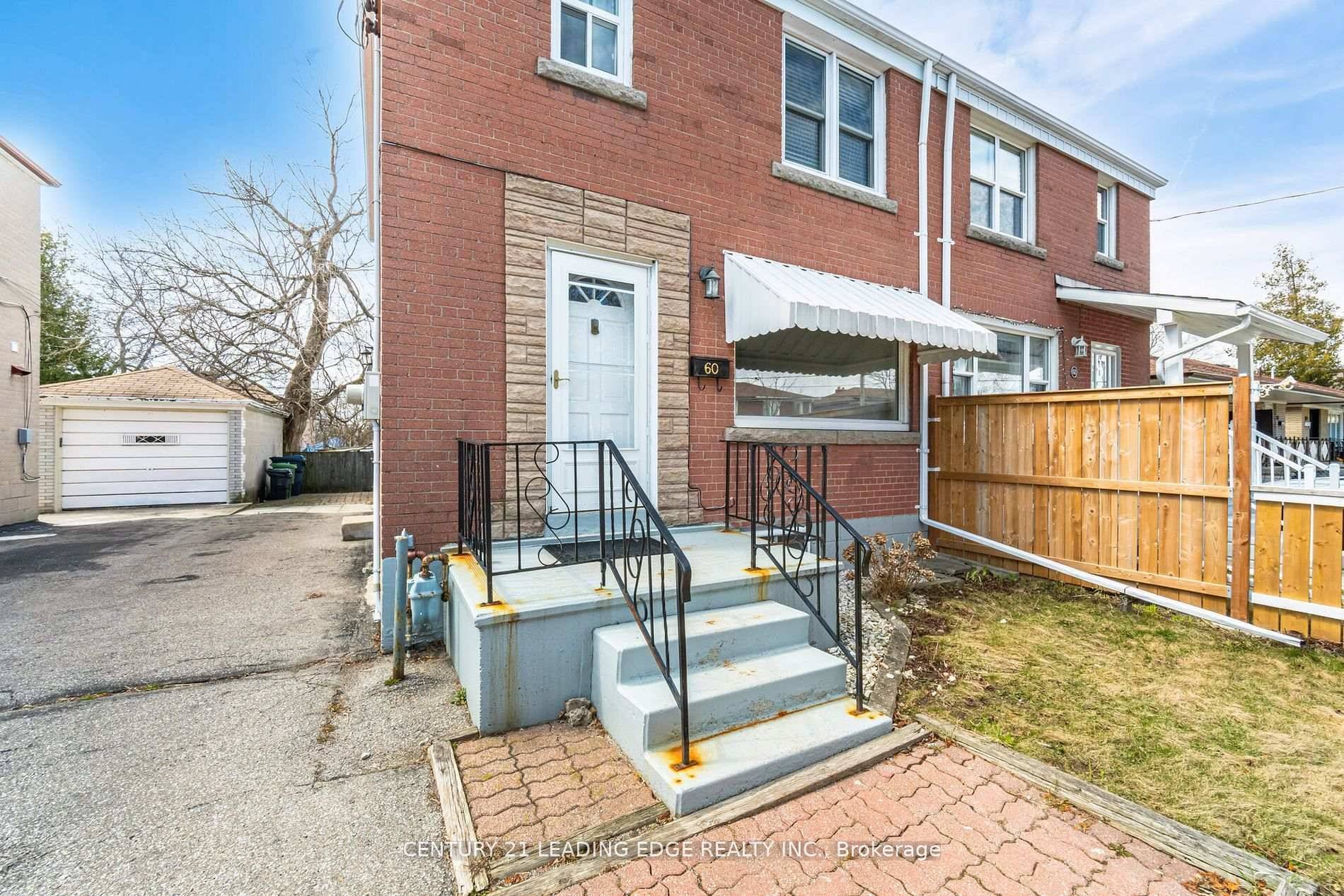 Discover the perfect blend of convenience and potential with this delightful freehold property !