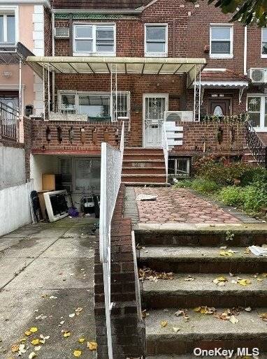 Welcome to this beautiful and recently renovated 3 bedroom, 1.