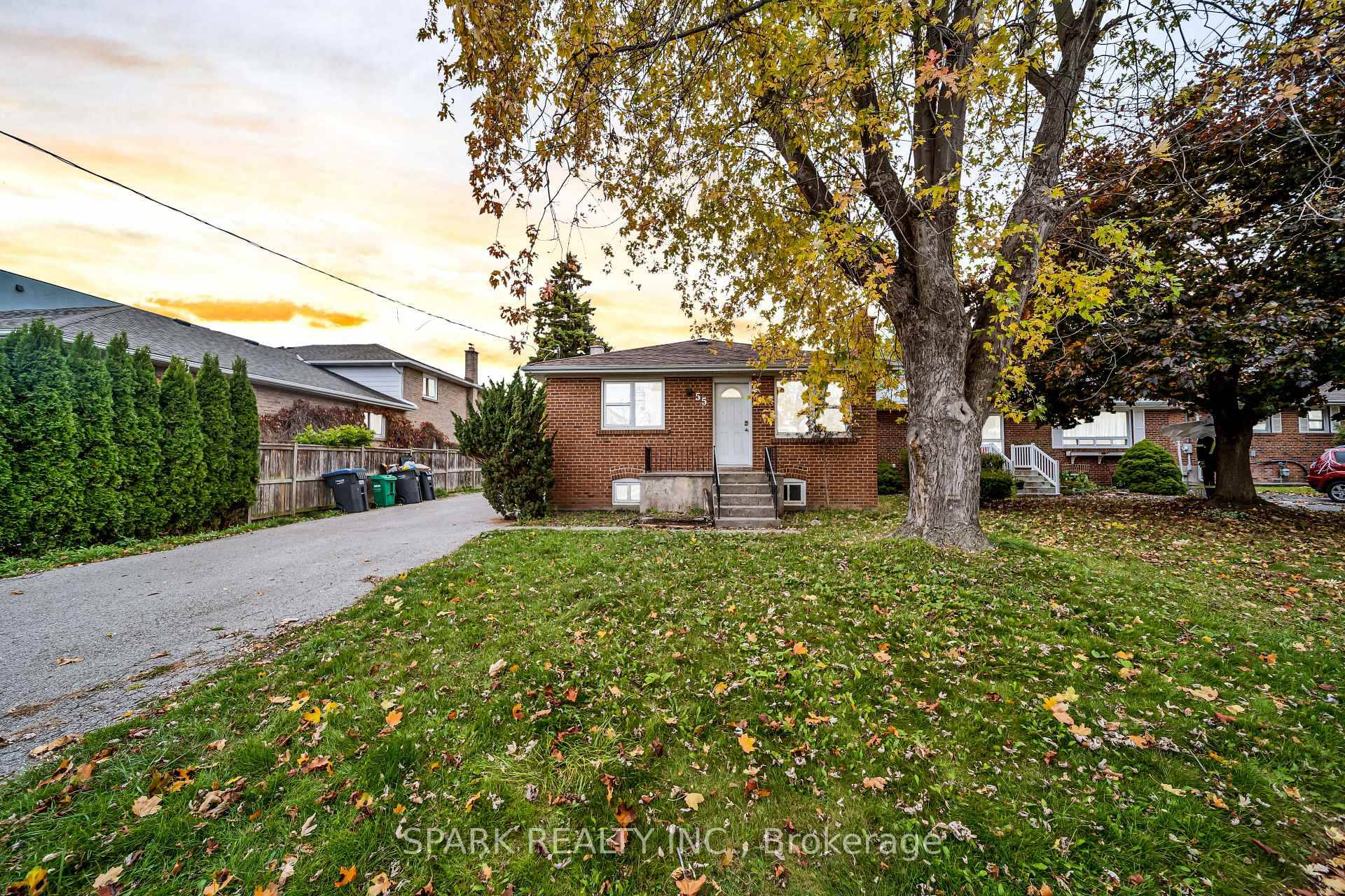 This detached home sits on a large lot in a desirable neighborhood close to all amenities.