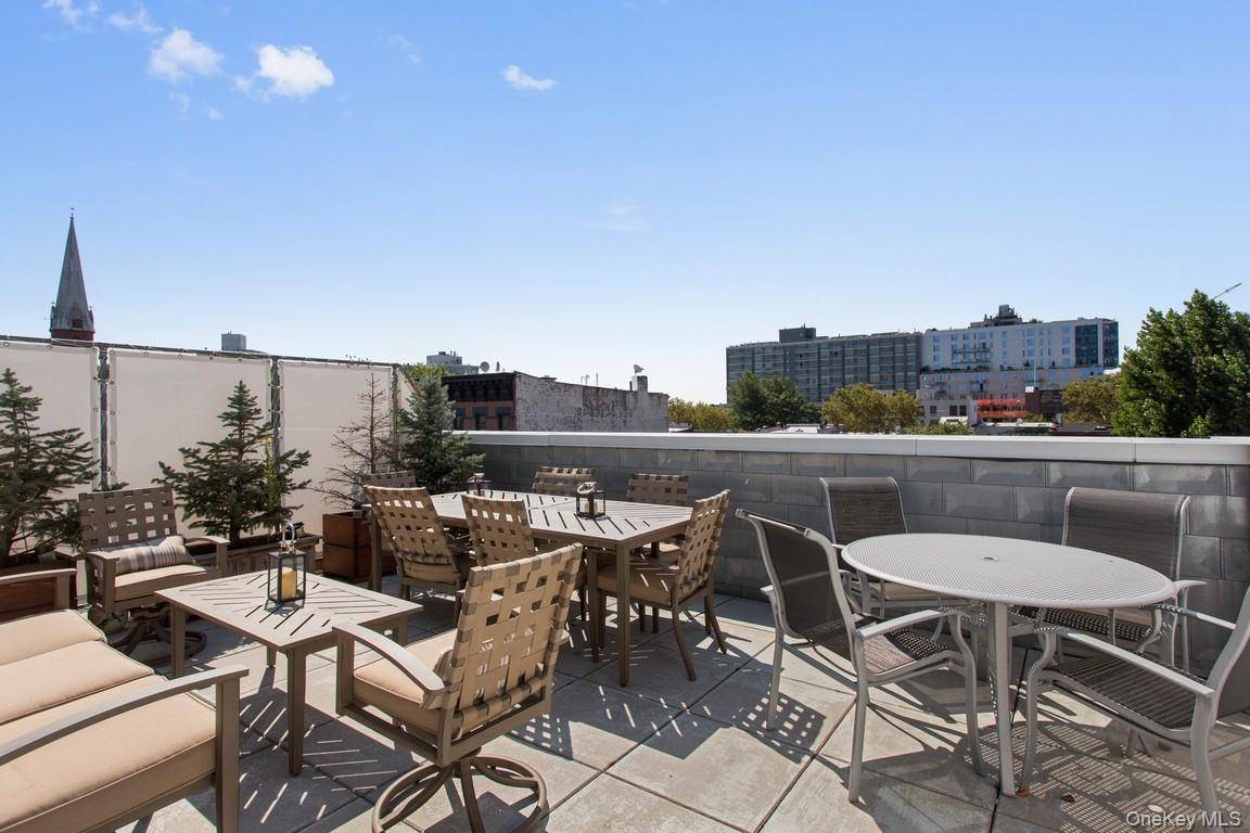 Split 2 Bedrooms 2 Baths w Private Roof Terrace On site Parking Available for rent Pets ?