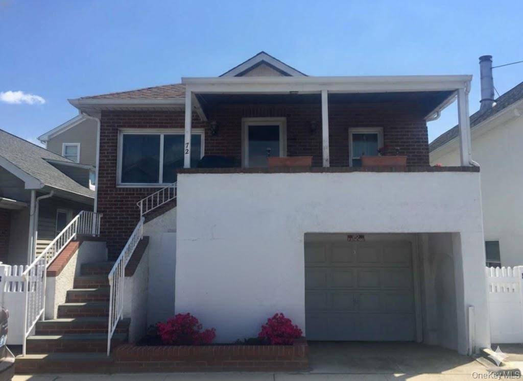Beautiful Annual Rental in Long Beach West End 72 Minnesota Avenue Welcome to this charming and spacious annual rental located in the highly desirable West End of Long Beach.