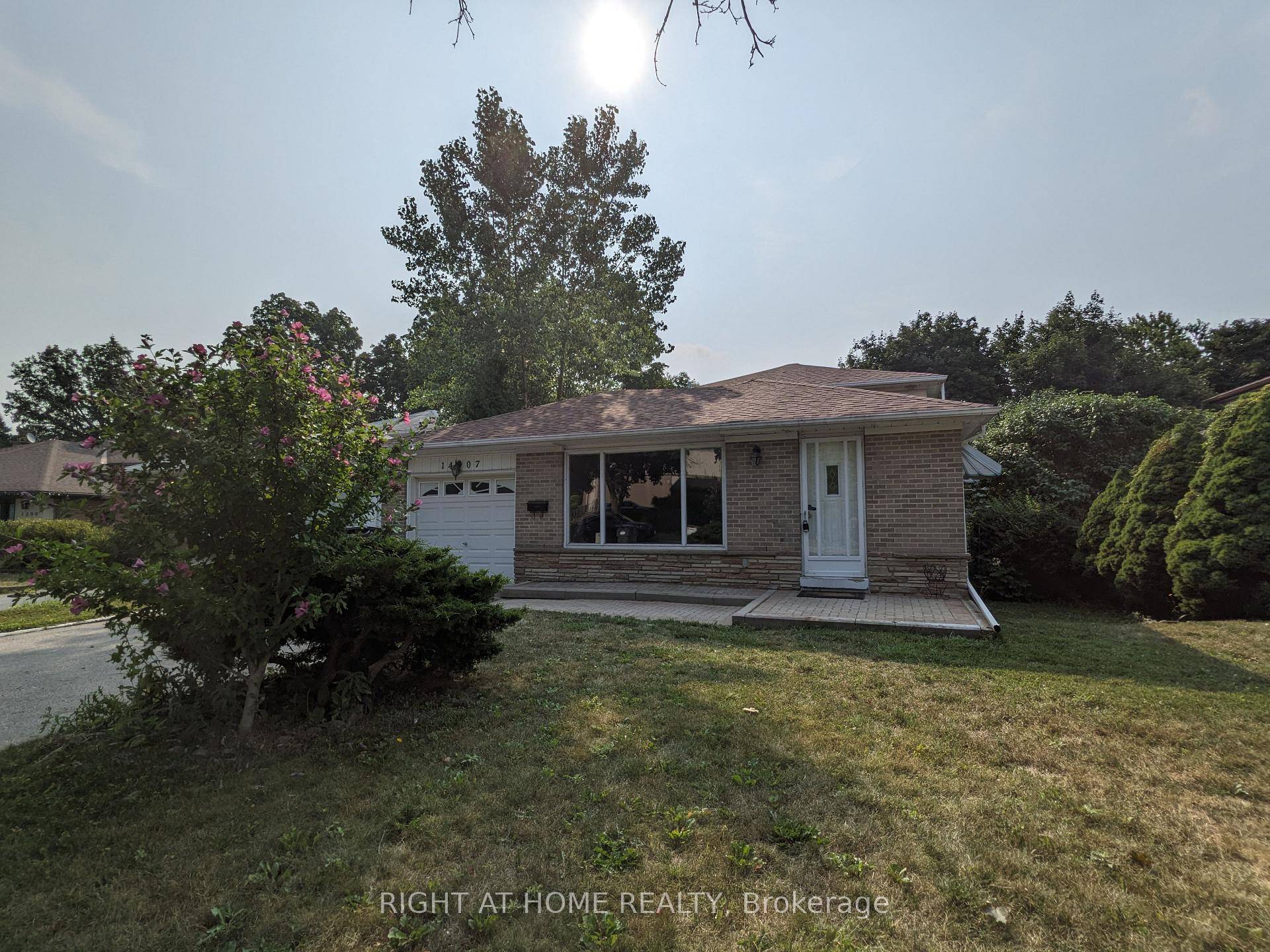 Welcome to this beautifully 4 bdrs backsplit home in a quiet, family friendly neighbourhood.