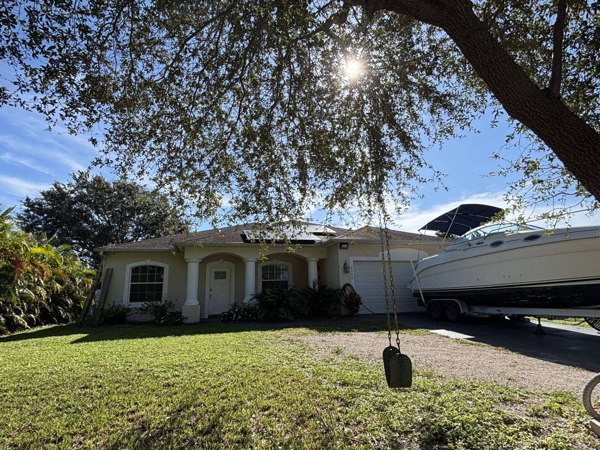 BEAUTIFUL HOUSE WITH POOL AND SOLAR PANELS Solid concrete block construction, 3 2 2 Vaulted ceilings, walk in closets, spacious kitchen island,.