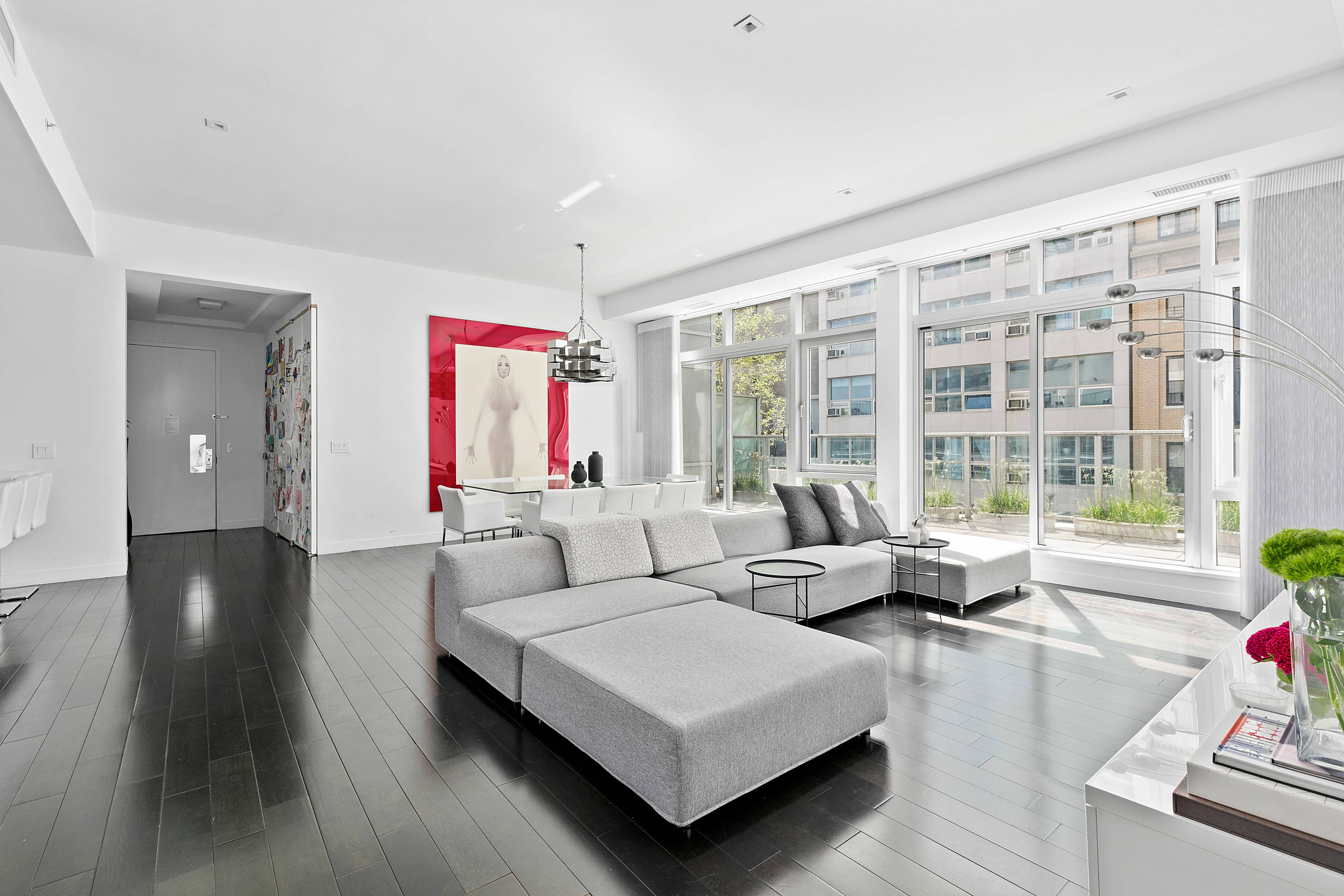 Perched atop one of the Financial District s premier full service condominium buildings, Penthouse 211 exudes modern elegance and sunlit allure.