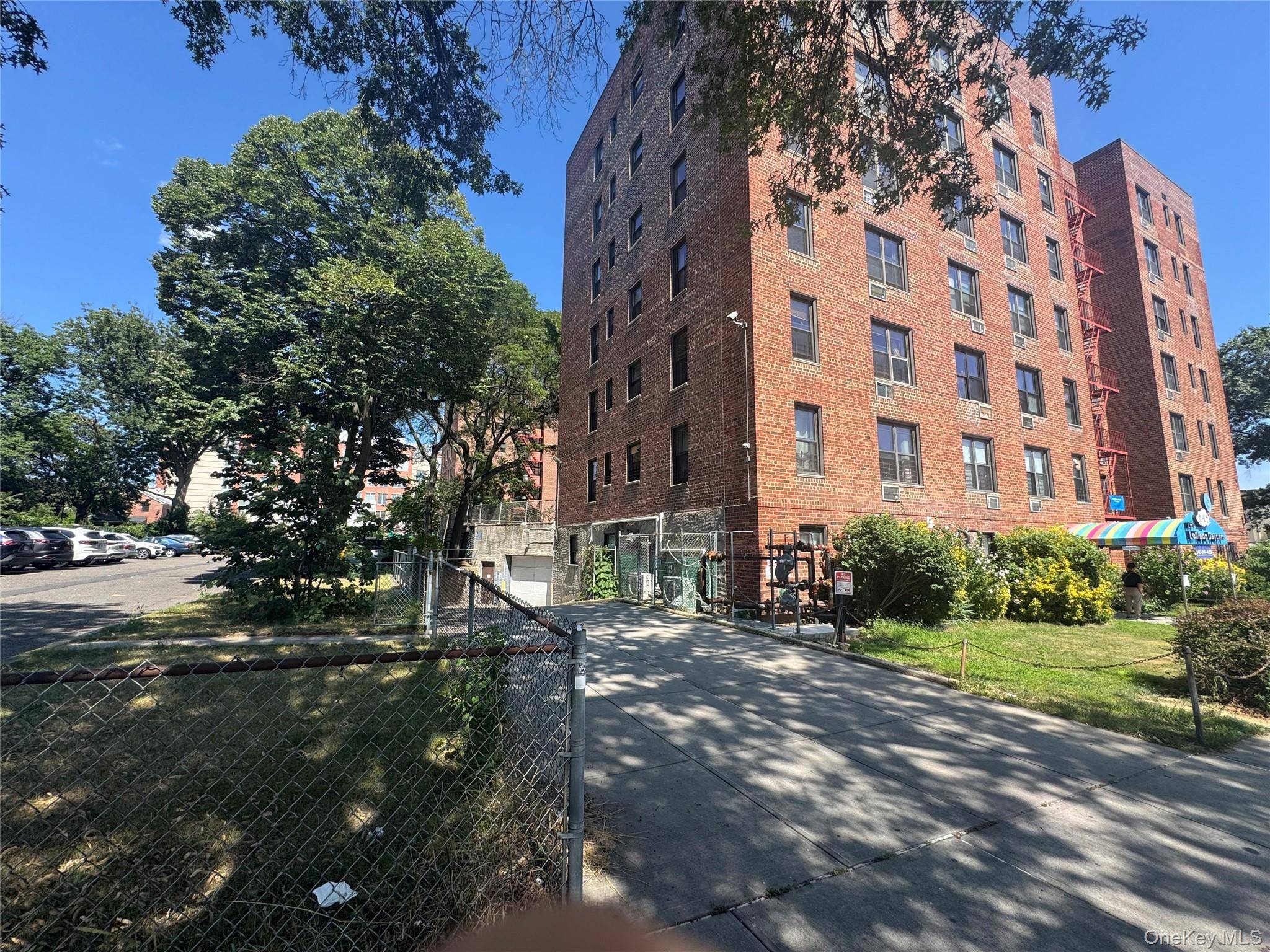 Prime Location ! Spacious 3 Bedrooms, 2 Baths' Residence Situated In The Heart Of Flushing.