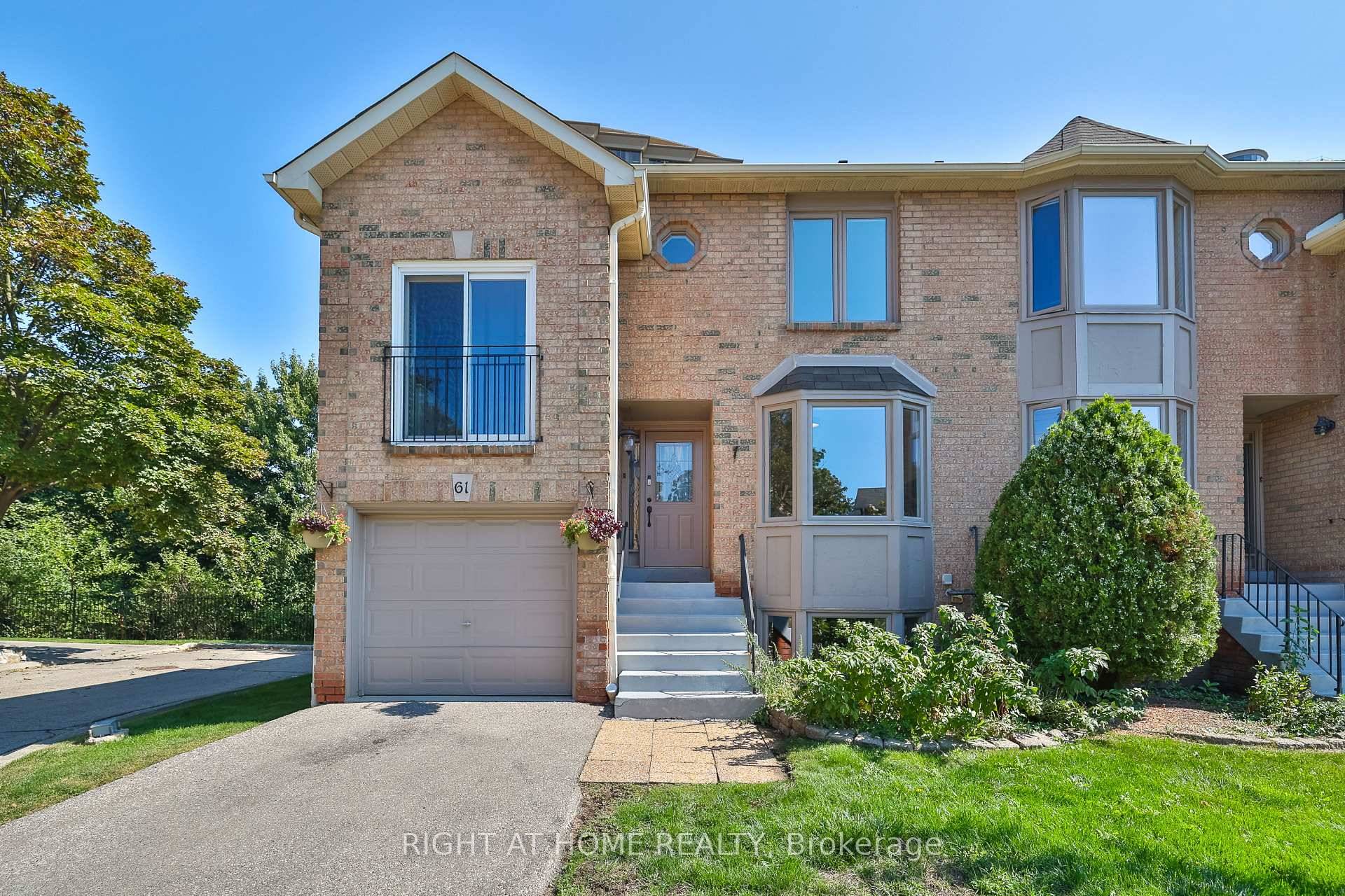 Executive Style Luxury End Unit Townhome in the Heart of Mississauga !