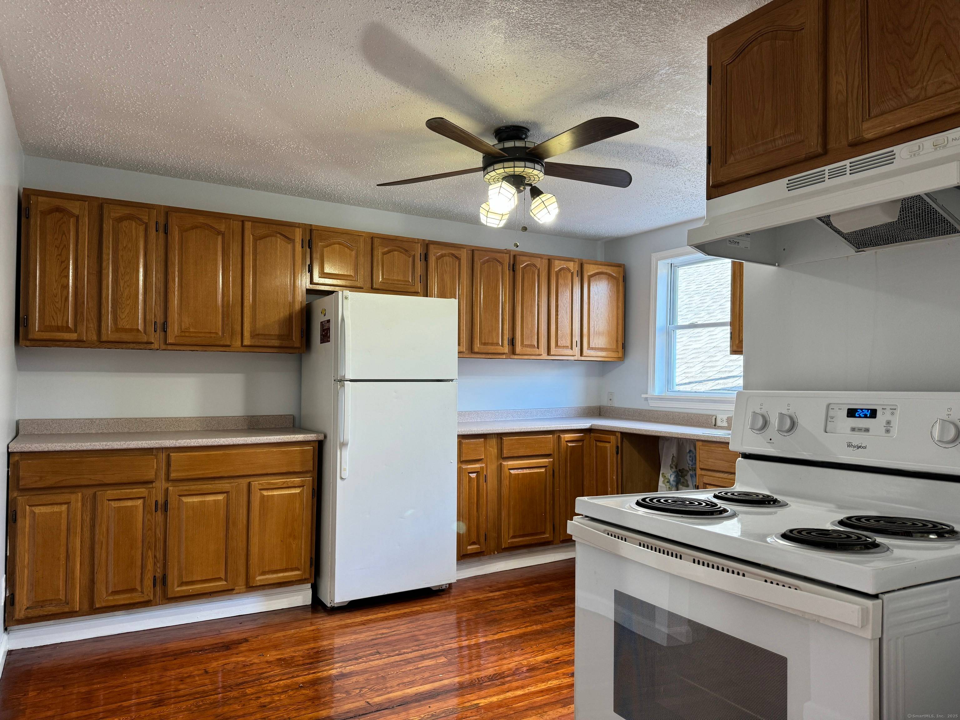 Take advantage of this unique commercial property featuring a spacious 3 bedroom, 1260 sq.