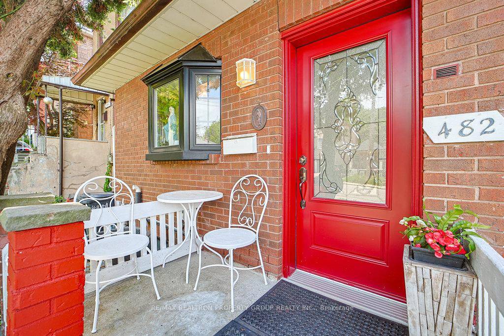 Charming Family Retreat at 482 McRoberts Ave !