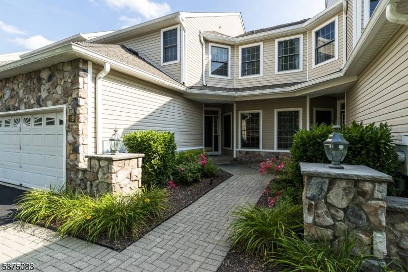 REMARKSPUBLIC Step into this beautiful, meticulously maintained townhouse in the desirable FAIRWAYS !
