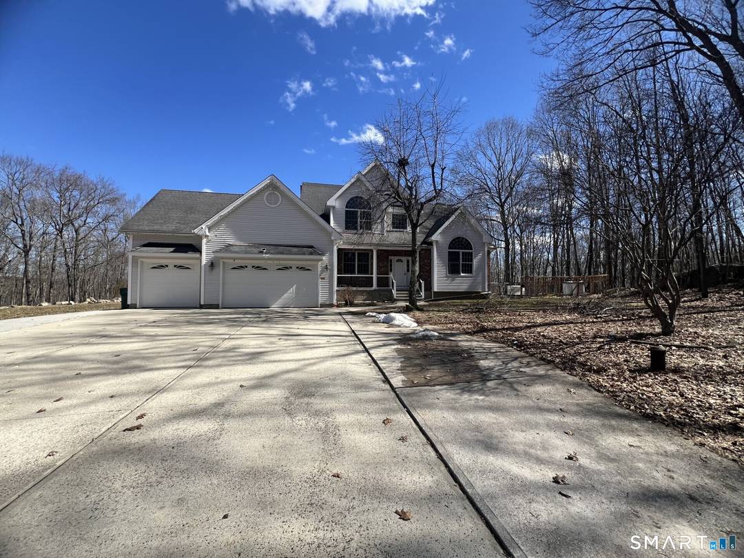 Entertainers Dream ! Welcome to this gorgeous colonial on a beautiful level interior lot.