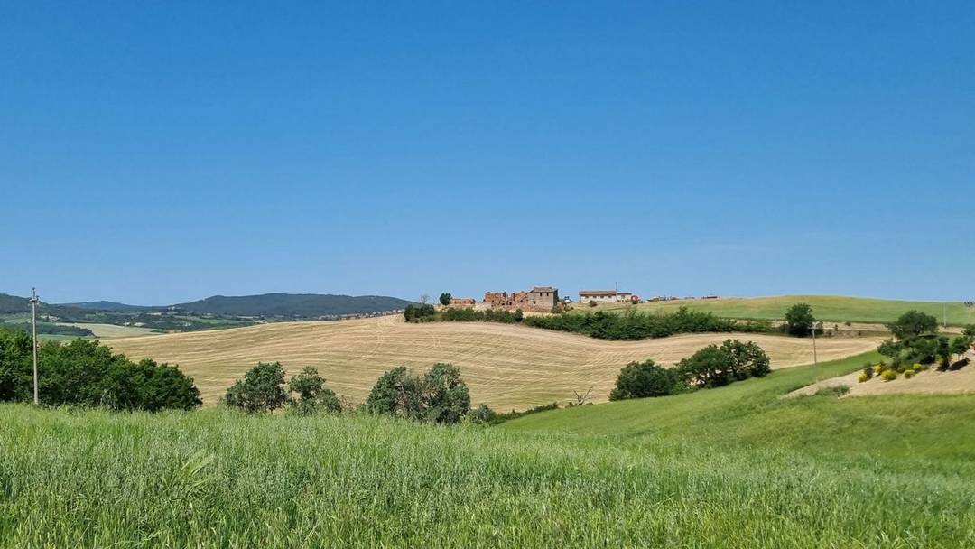 For sale in Val d'Orcia, characteristic and ancient Tuscan farm to be restored in a panoramic and dominant position.