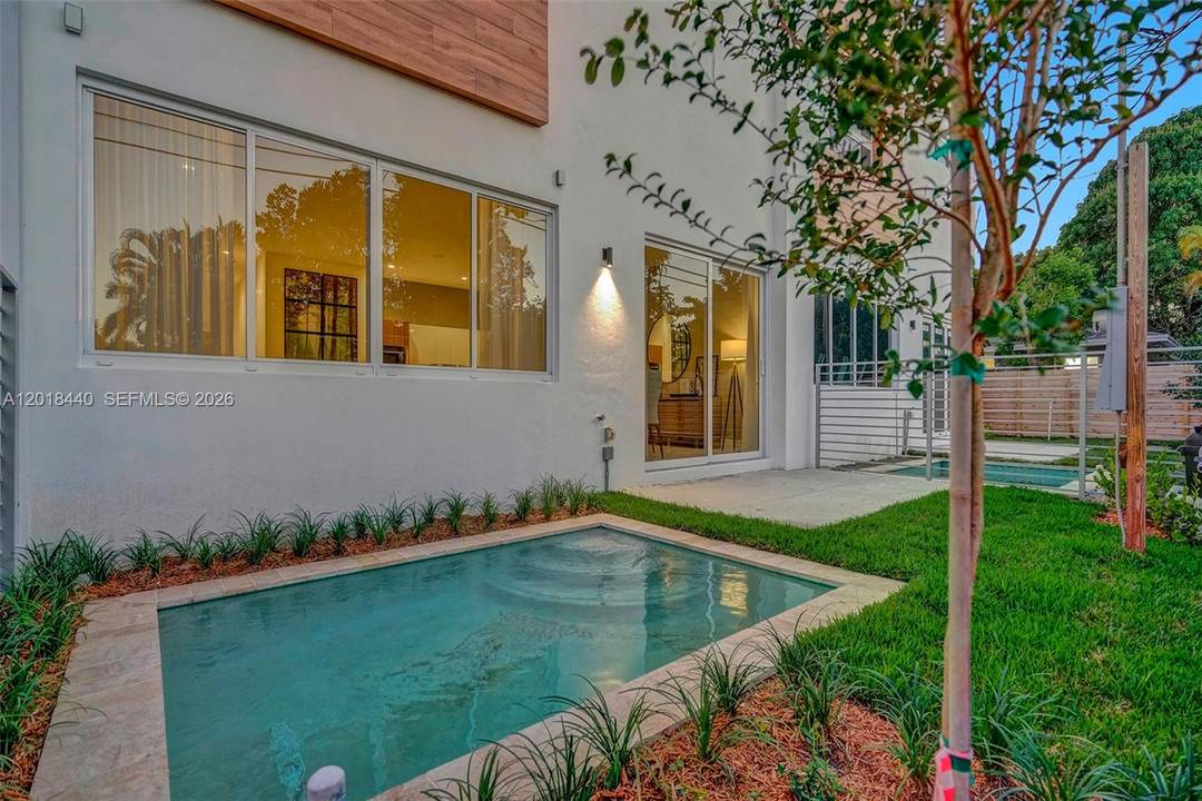 Located just east of Fort Lauderdale, Galleria Villages presents an exclusive collection of 24 brand new residences.