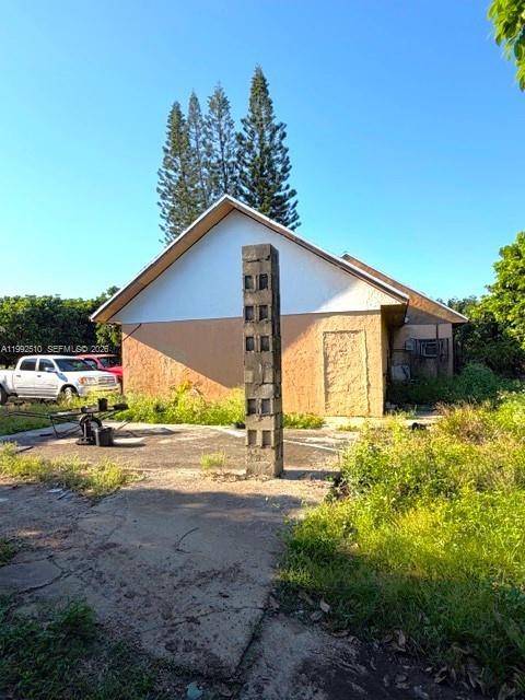 Welcome to your own private farm in the heart of the Redlands, Fl.