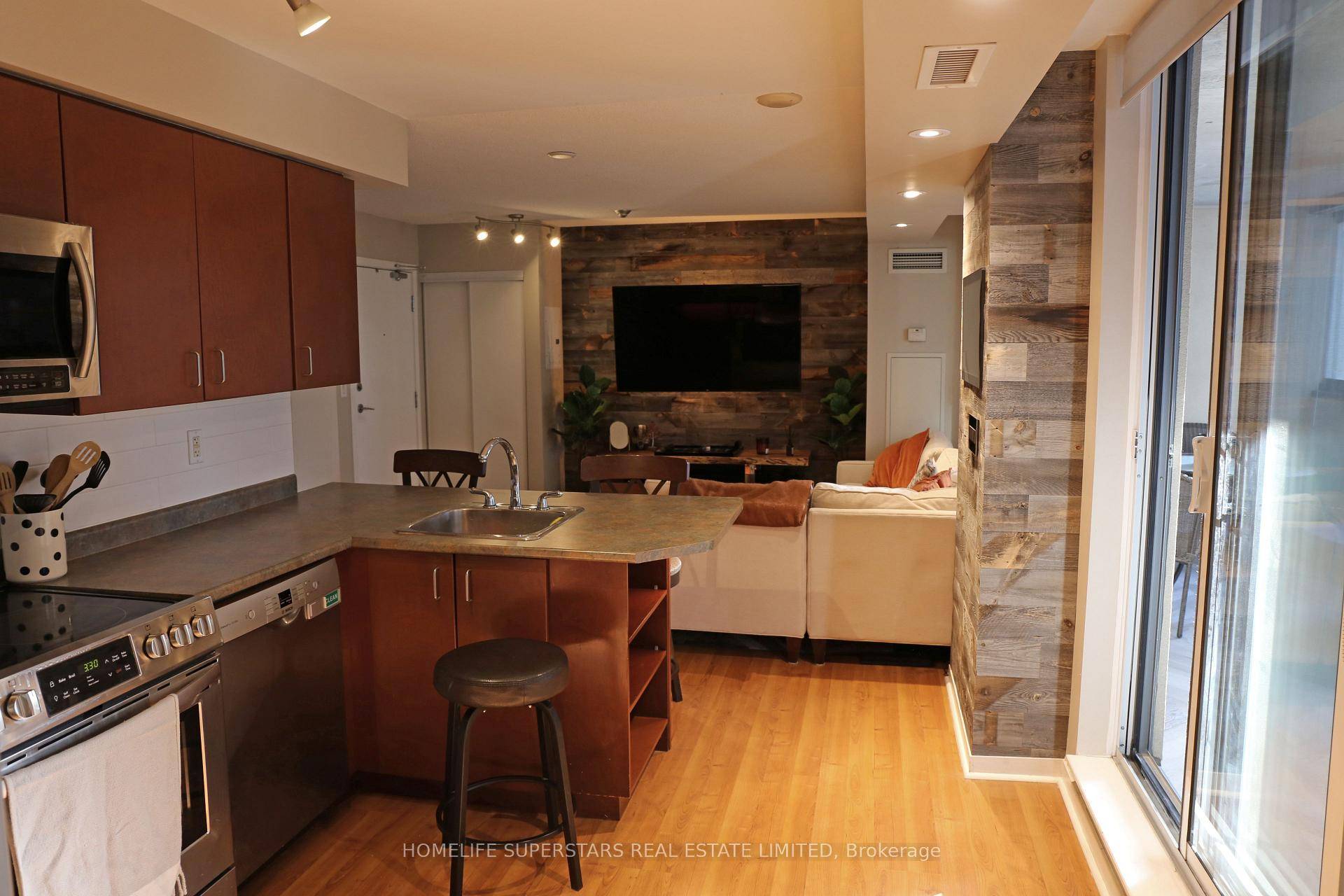 750 Sq. Ft. Large 1 Den With Huge Additional 250 Sq.