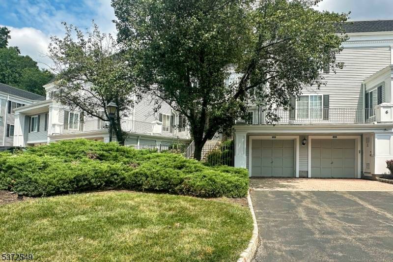 This 1 bedroom offers so many great features.