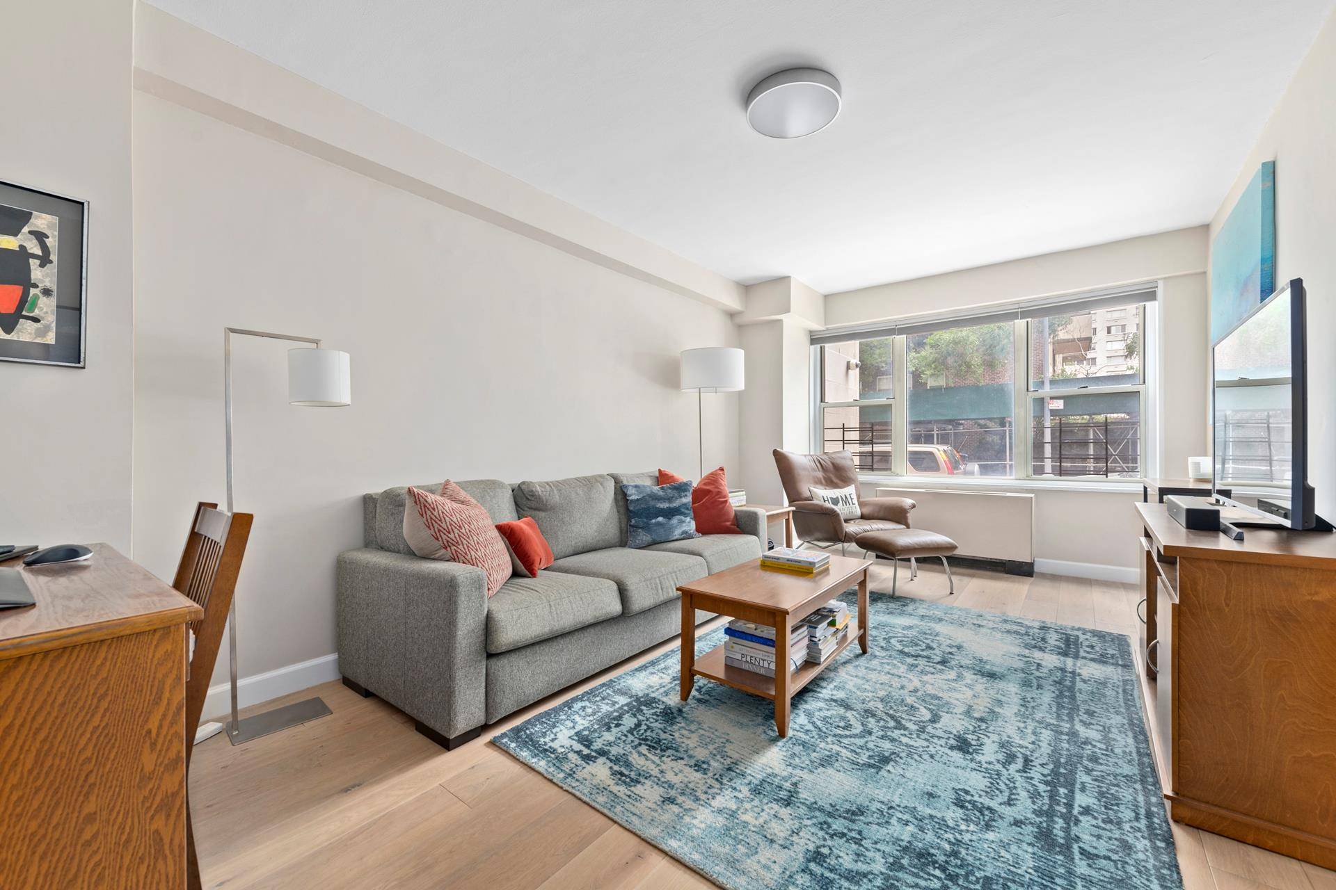 Renovated and Spacious One Bedroom in Full Service Upper East Side Building Available July 15, 2025 Apartment 1A at 400 East 85th Street offers a thoughtfully updated layout, easy board ...