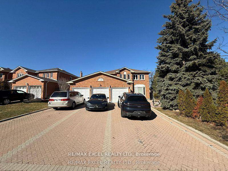 Great Master Bedroom on the Second floor For Rent Shared Kitchen And Bathroom Prime Corner Lot In High Demand Markham Area !