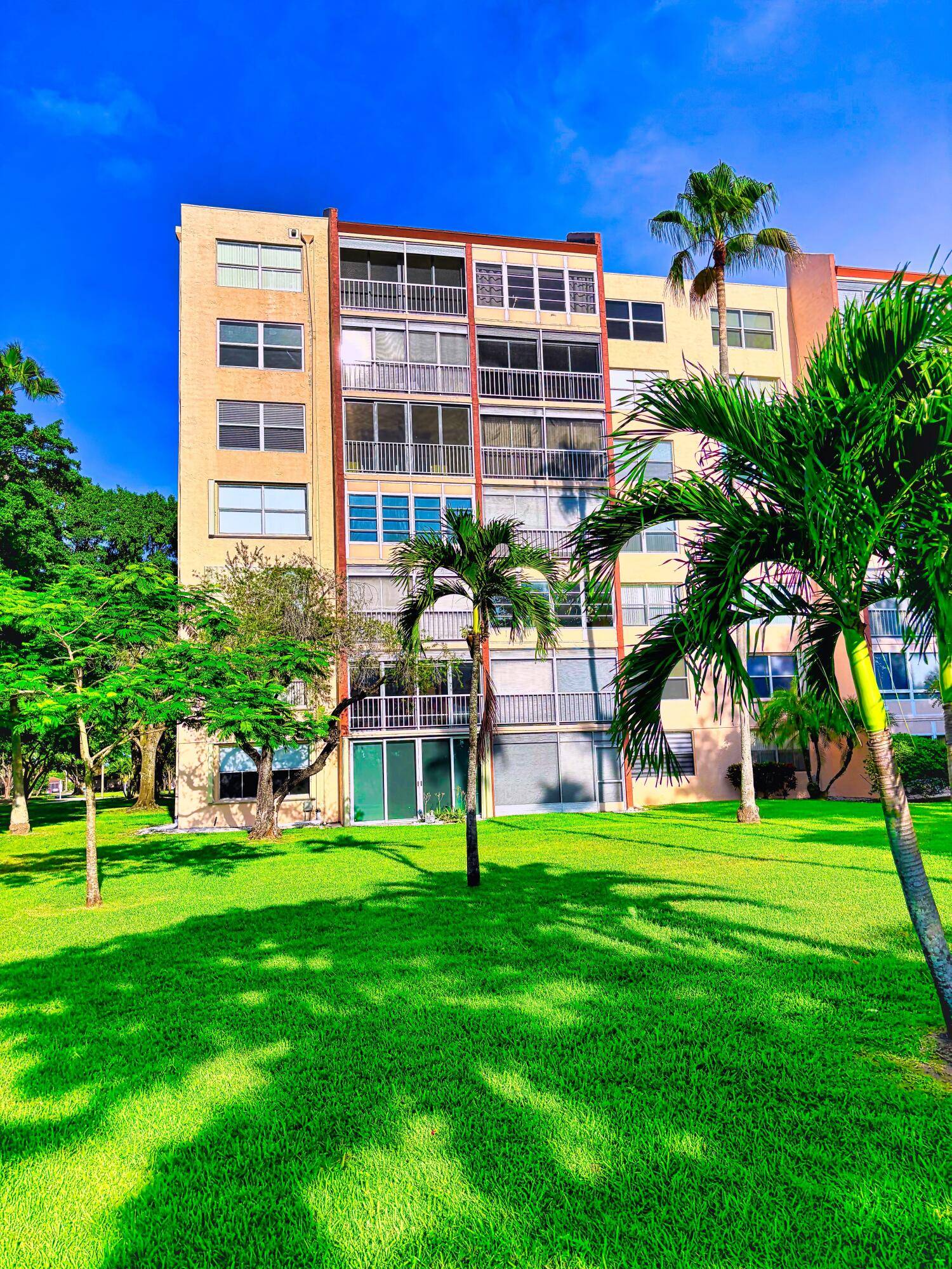 This well kept 2 bedroom, 2 bath condo has been lovingly maintained and is move in ready.