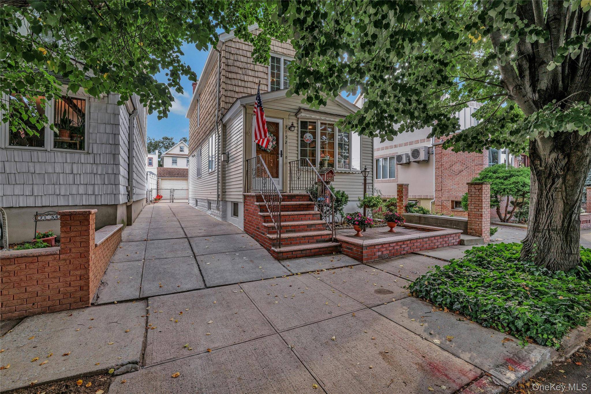 A Spectacular Fully Renovated Detached Home In Maspeth !