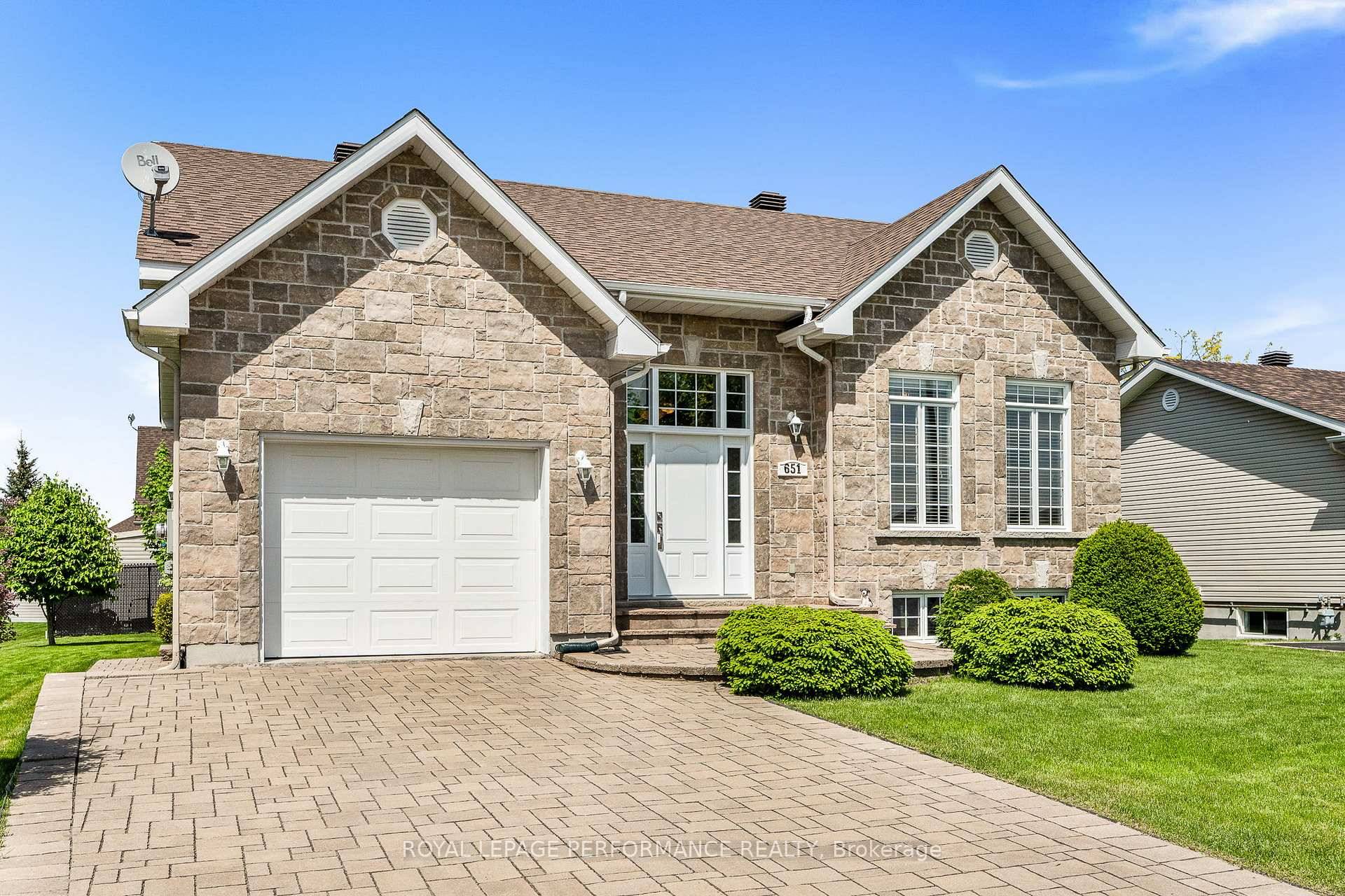 Immaculate Bungalow in a Safe amp ; Welcoming Neighborhood !