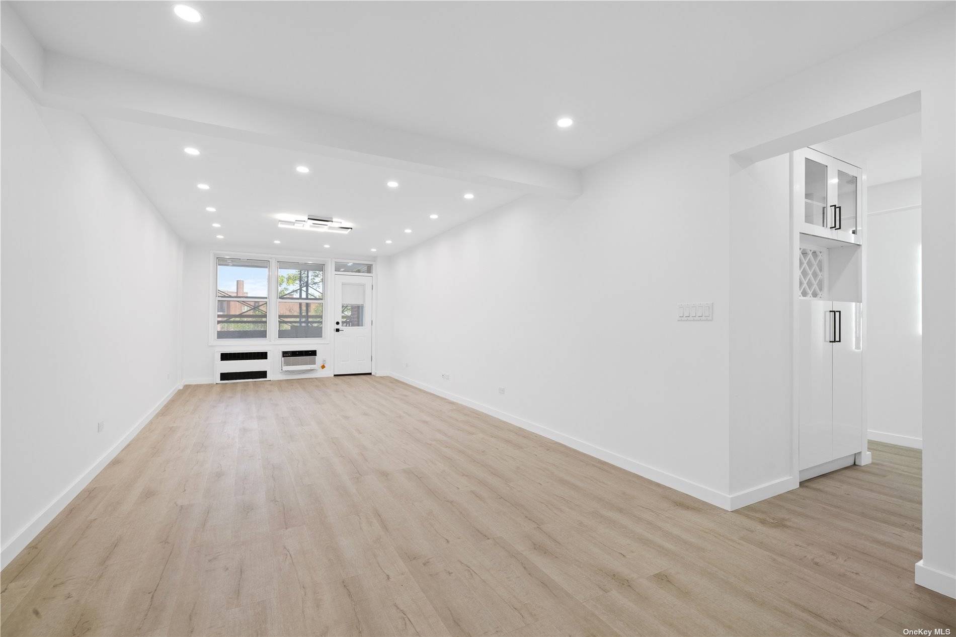 Sponsor Apt Fully modern 3 bed 2 bath in the heart of Woodside w NEW windows, modernized elevators.