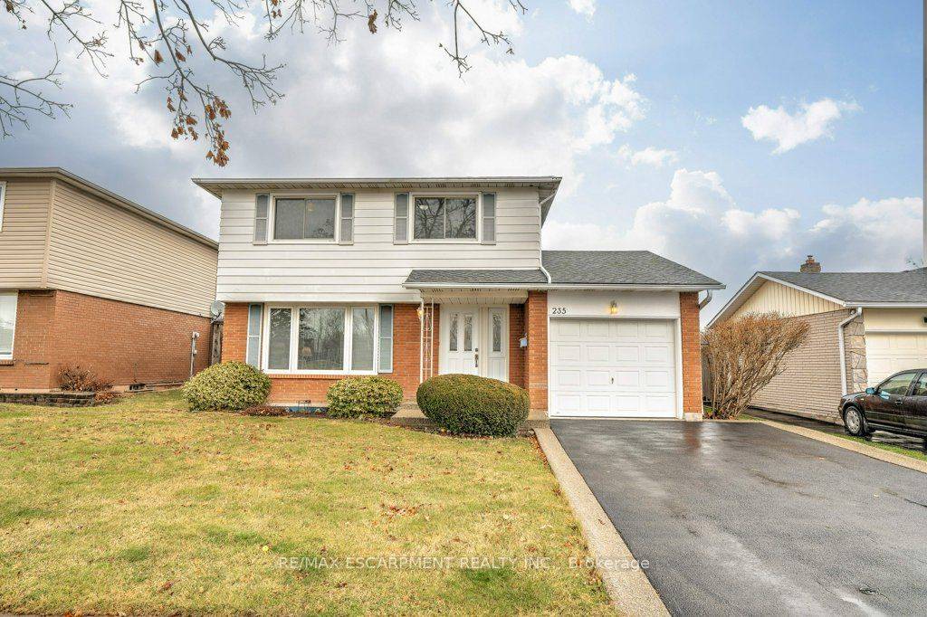 Welcome to your dream home in the coveted Elizabeth Gardens neighbourhood of Burlington !