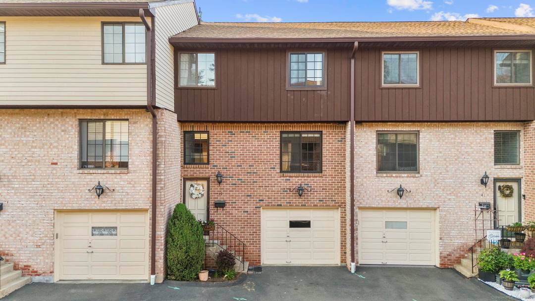 This beautifully updated and spacious townhouse offers nearly 2, 000 square feet of stylish living in the heart of Stamford's vibrant downtown, tucked within the sought after Pinewood Estates community.