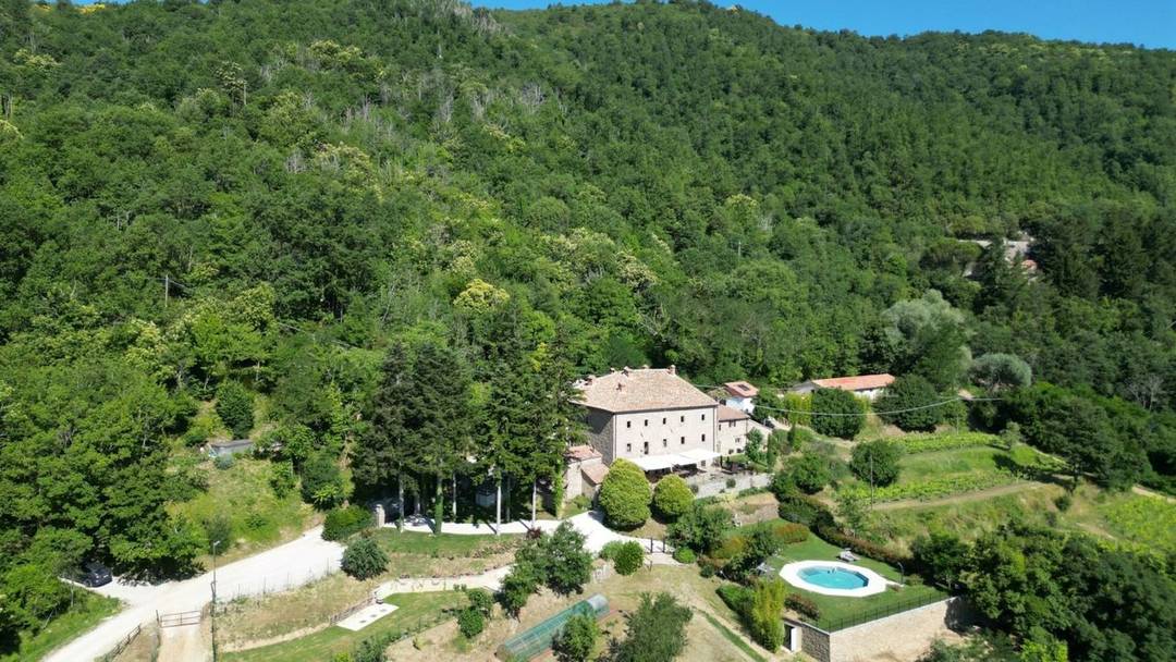 Exclusive estate with farmhouses totaling 1,570 sqm, 68 hectares of land, swimming pool, and volumes to be customized, just a few minutes from Cortona