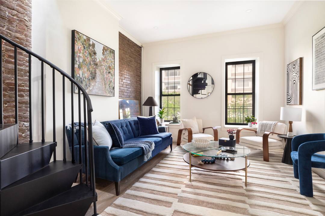 Renovated Duplex with Private Roof Deck This beautifully renovated, sun filled one bedroom duplex with a 300 sq.