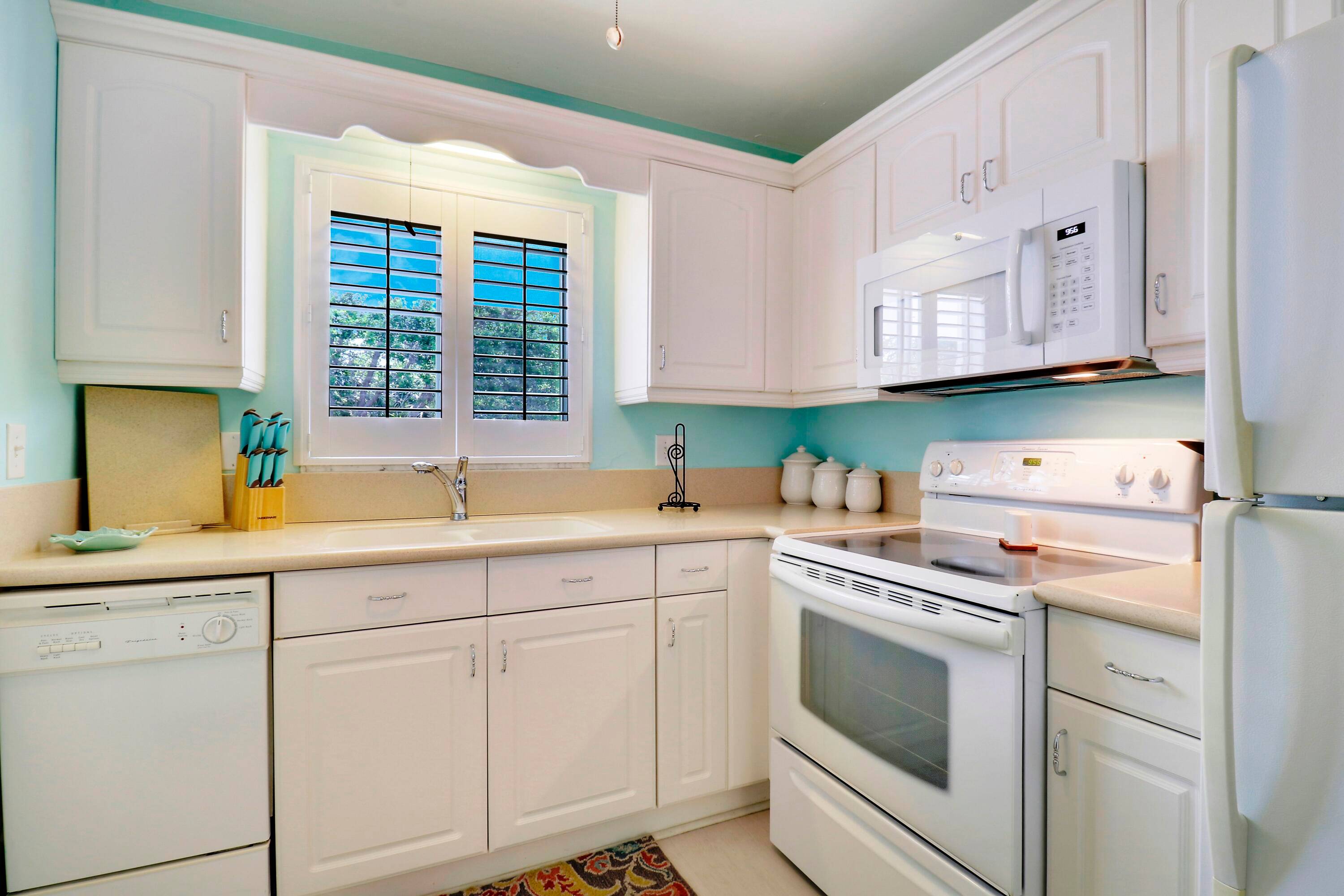 Furnished Turnkey 55 condo in the FABULOUS Village of Tequesta where there's always something going on.