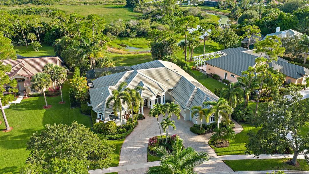 IMMEDIATE PREMIER GOLF MEMBERSHIP AVAILABLE WITH THE PURCHASE OF THIS LUXURY CUSTOM HOME.