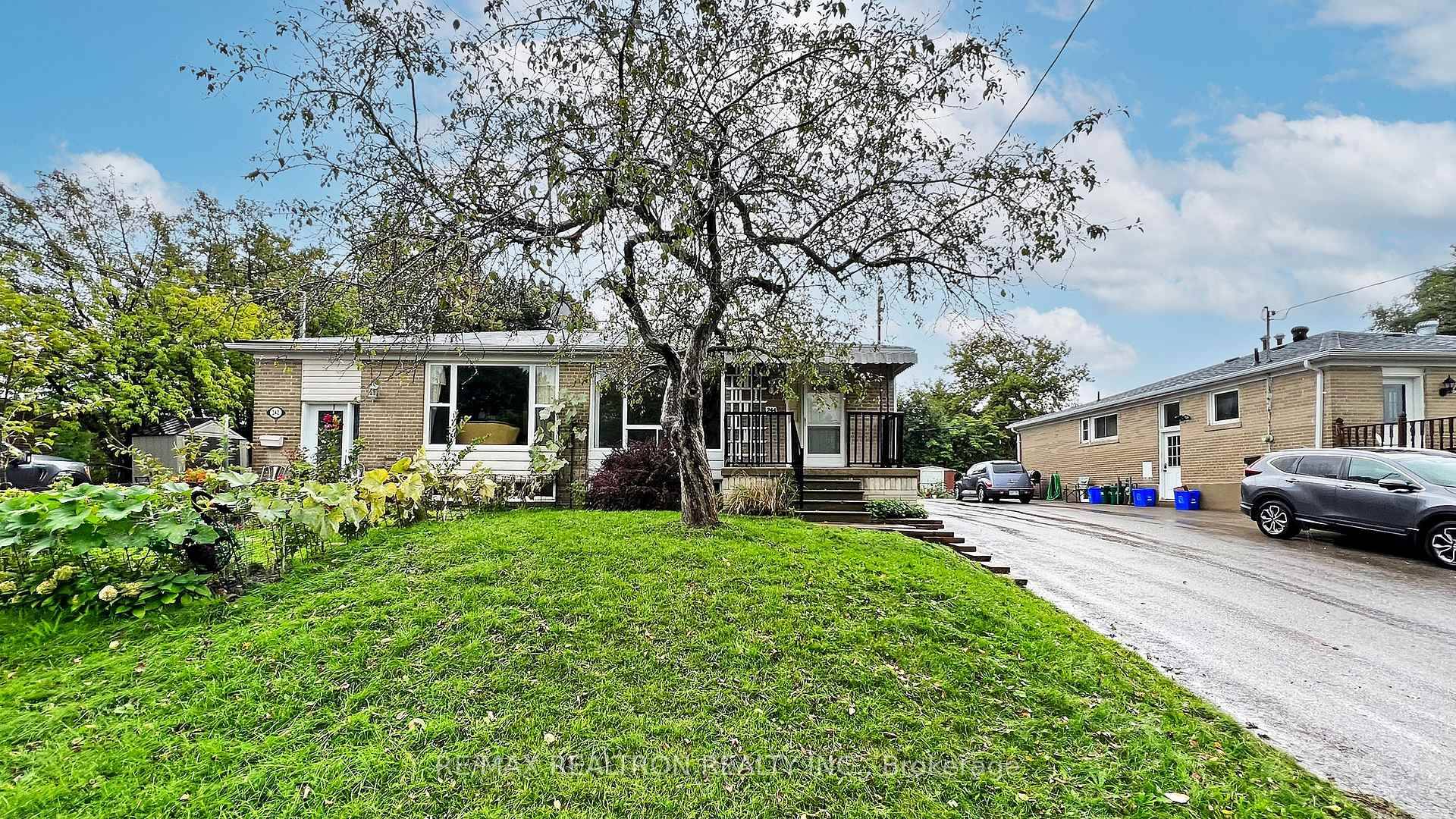 Beautifully updated, spacious 3 bedroom, 2 bathroom semi detached bungalow in the heart of Richmond Hill's Crosby neighborhood.