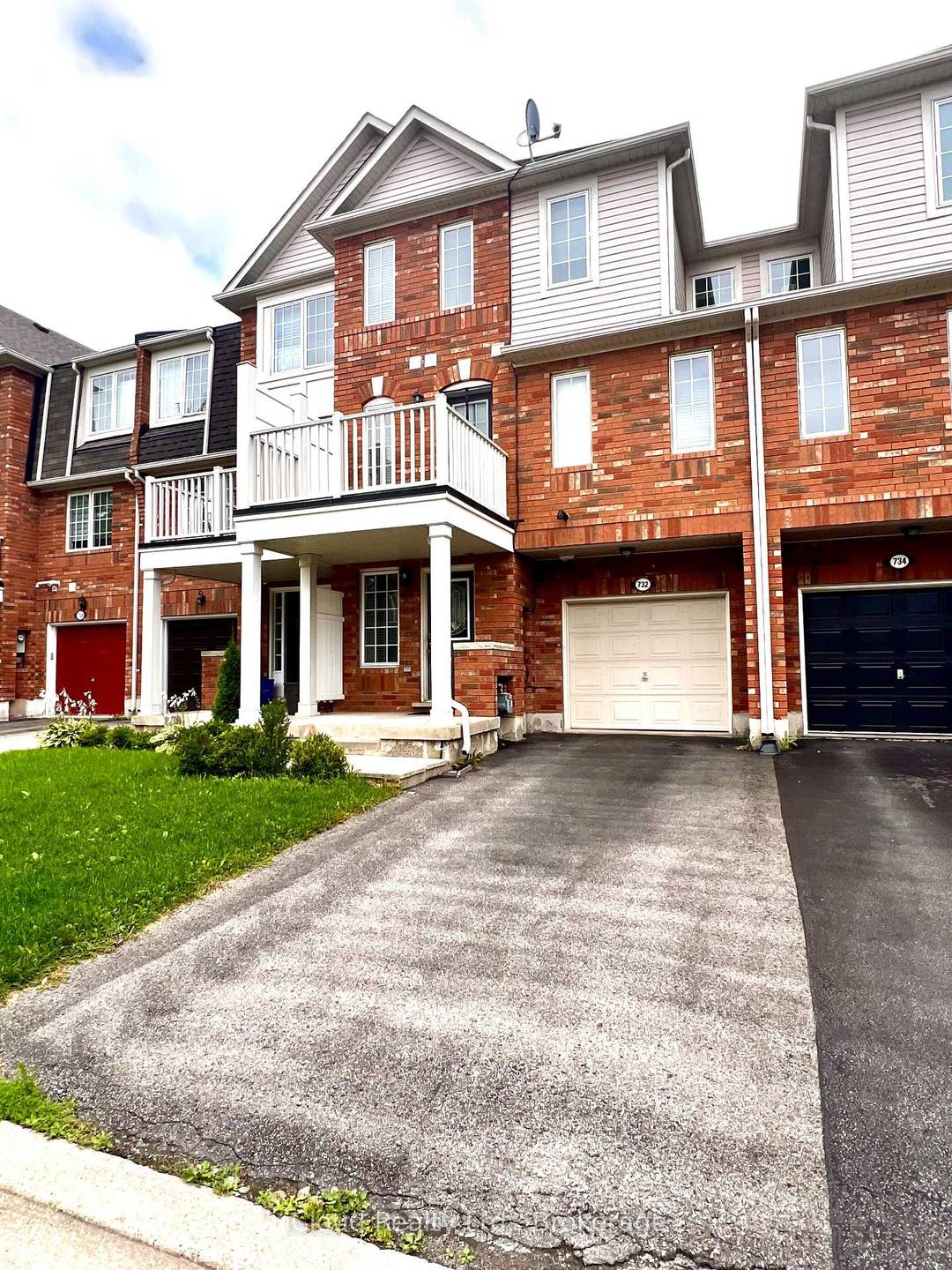 Townhome in highly desirable area in Hawthorne Village, great rent a home for families, lots of room, hardwood floor throughout, 2 bed 3 washroom, rare 3 parking total, walkout to ...