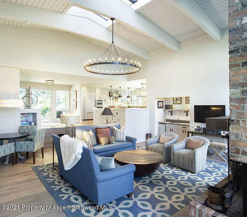 Tucked into a quiet street in Snowmass Village is a quintessential ski home that has seen generations of joyful skiers come and go.